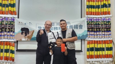 林業保育署臺東分署長吳昌祐代表頒發獎勵金及獎品予達魯馬克族人Cegaw 古馥維（圖右）及Lavoras 古賀（圖中）